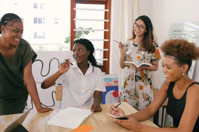 4 jeunes professionnelles qui sont en réunion